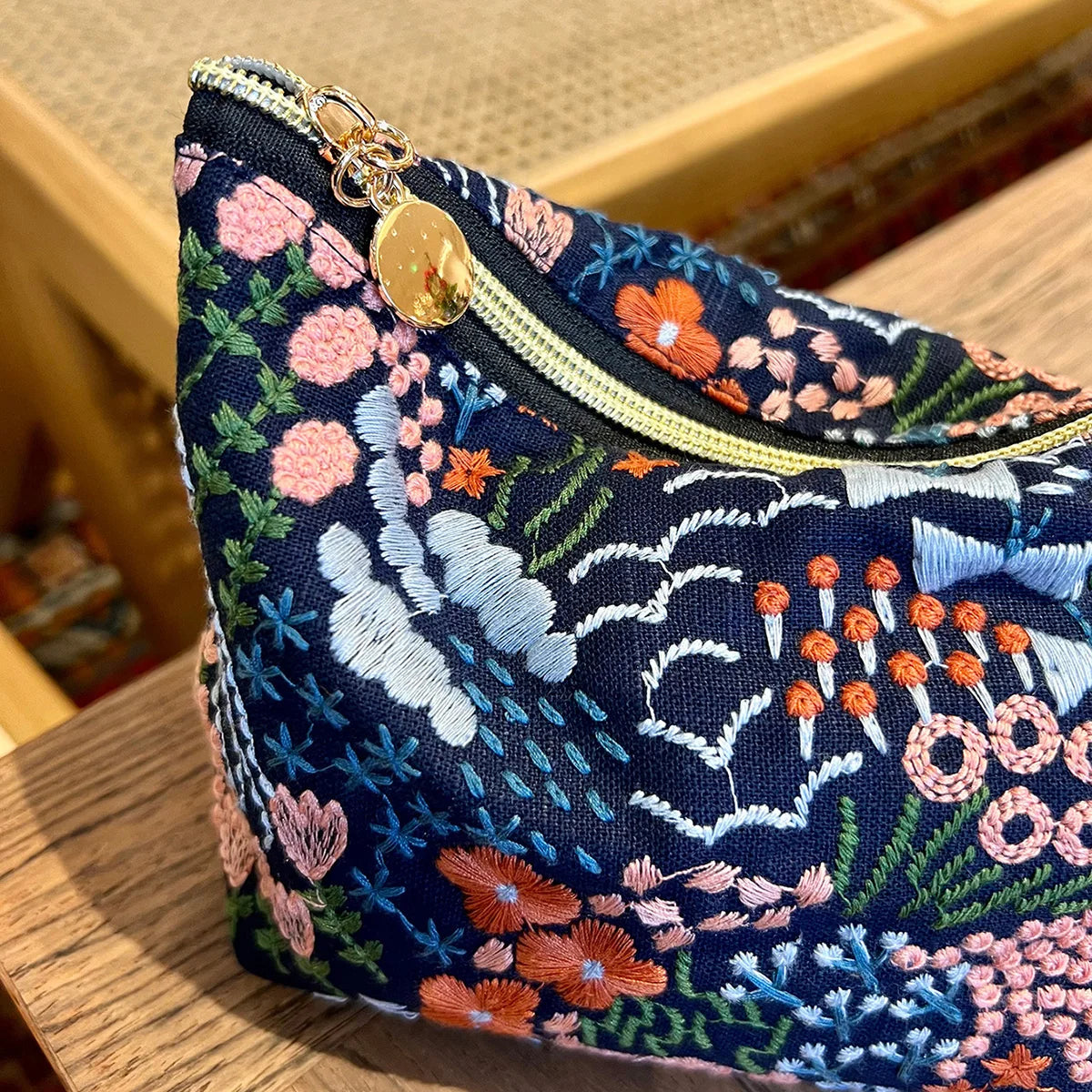 Kawaii Floral Zipper Makeup Bag πΈβ¨ Cute Travel Handbag for Girls - Portable Cosmetic Storage for Vacations!