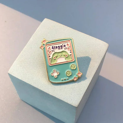 Kawaii Frog Game Machine Enamel Pin 🎮🐸 - Cute & Charming Brooch for Froggy Lovers! Perfect Gift for Any Occasion!