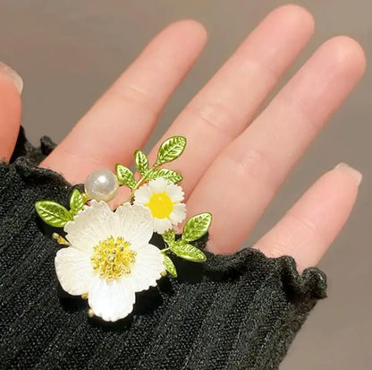 Kawaii Floral Delight 🌼✨ Enamel Daisy & Sunflower Brooches with Green Leaves 🌿 | Trendy Japanese Jewelry Gift for Women 🎁💖