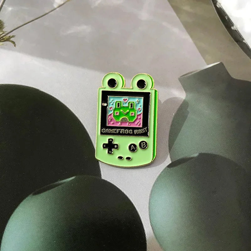 Kawaii Frog Game Machine Enamel Pin 🎮🐸 - Cute & Charming Brooch for Froggy Lovers! Perfect Gift for Any Occasion!