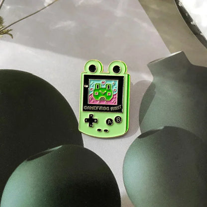 Kawaii Frog Game Machine Enamel Pin 🎮🐸 - Cute & Charming Brooch for Froggy Lovers! Perfect Gift for Any Occasion!