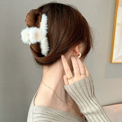 Kawaii Fluffy Crab Hair Claw Clips 🦀✨ Cute Faux Fur Ponytail Holders for Women & Girls - Adorable Winter Hair Accessories! ❄️💖
