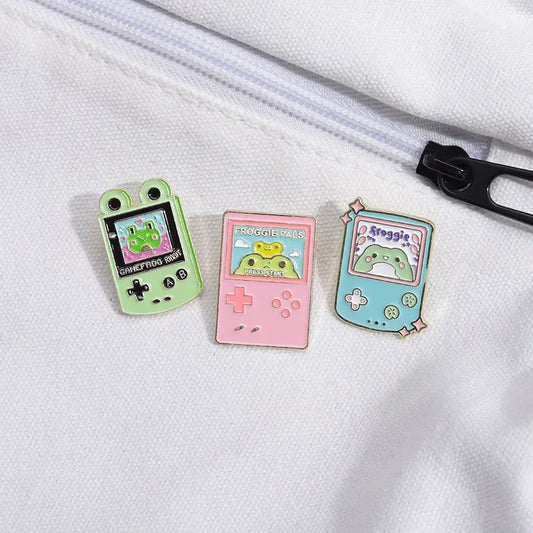 Kawaii Frog Game Machine Enamel Pin 🎮🐸 - Cute & Charming Brooch for Froggy Lovers! Perfect Gift for Any Occasion!