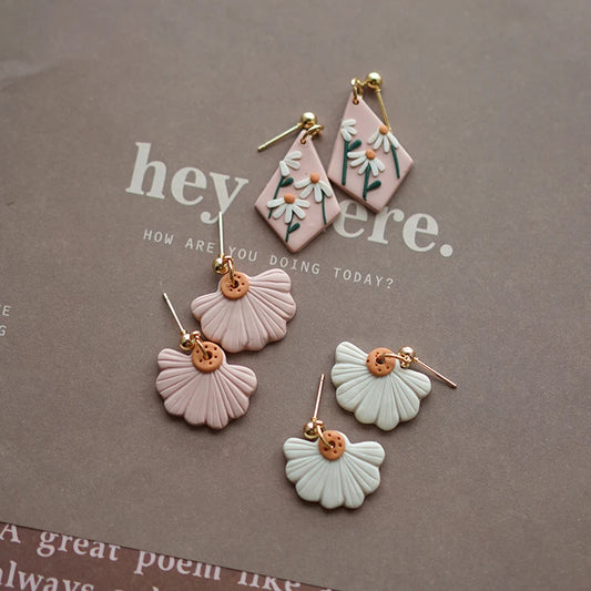 Handmade Pastel Pink Daisy Pattern Polymer Clay Dangle Earrings Set For Women 🌸💖