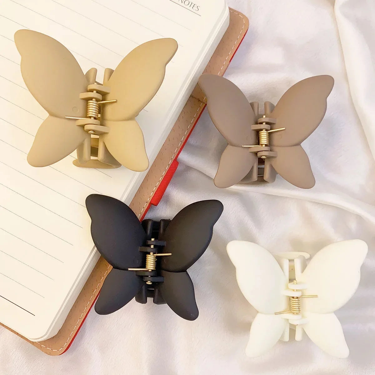 Kawaii Sweet Butterfly Hair Clip 🦋✨ | Adorable Solid Color Shark Clip for Girls' Hairstyles 🌈💕