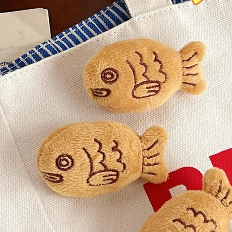 Kawaii Taiyaki Fish Brooch 🐟✨ Cute Plush Lapel Pin Set - Adorable Jewelry for All Ages! 🎀