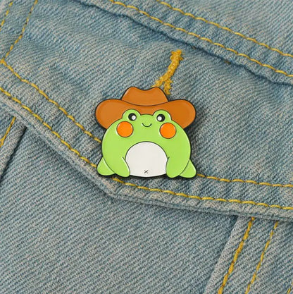 Kawaii Cowboy Hat Frog Enamel Pins 🐸🎩 - Cute Froggy Brooches for Bags & Clothes, Fun Animal Jewelry Gift for Kids & Friends!