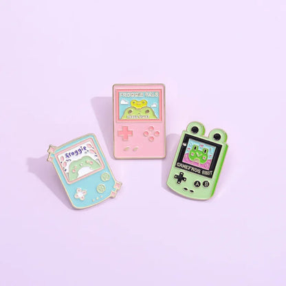 Kawaii Frog Game Machine Enamel Pin 🎮🐸 - Cute & Charming Brooch for Froggy Lovers! Perfect Gift for Any Occasion!